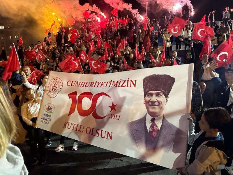 Cumhuriyetimizin 100. Yılı Coşkusu Fener Alayı ve Konser İle Taçlandı.